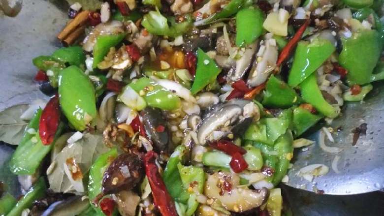 黄焖鸡米饭,锅放豆油麻油盐,下准备好的料,尖椒要最后放,我这个倒快了忘记了一起放里了。加酱油翻炒。