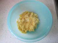 蛋黄椰丝球,拌匀成团,尽量避免过多揉搓。