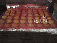 蛋黄椰丝球,送入预热好160℃的烤箱中上层,上下火烤10-12分钟即可。