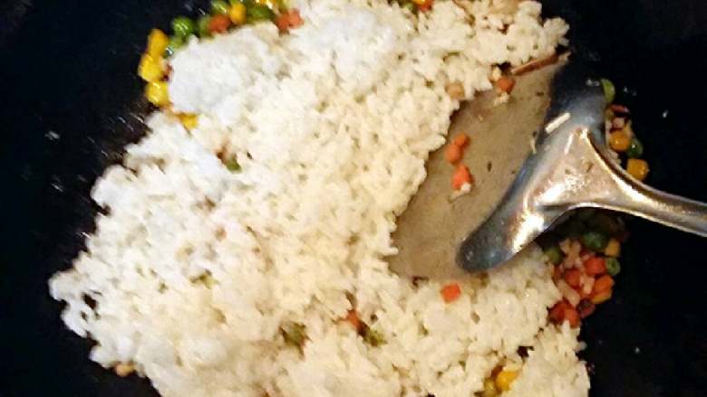 扬州炒饭,再加入香菇,一点点盐翻炒一下,加入事先蒸锅里蒸好的剩饭