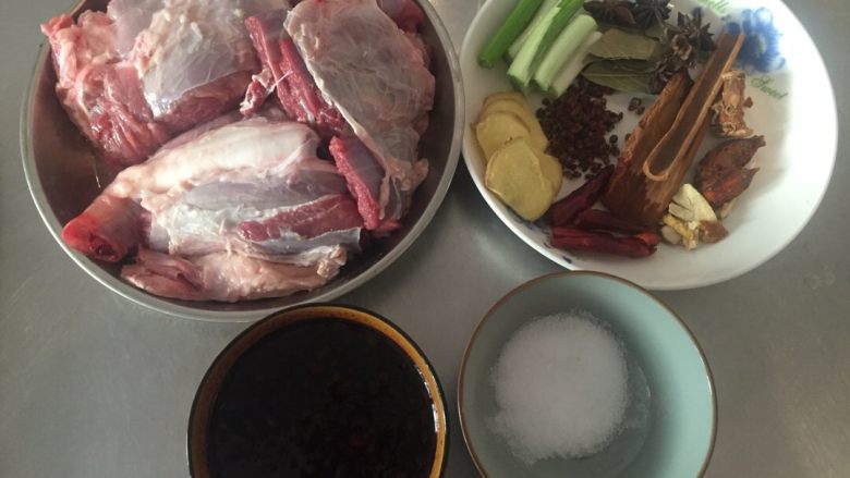 酱牛肉,准备好食材，将<a style='color:red;display:inline-block;' href='/shicai/ 788'>生抽</a>，<a style='color:red;display:inline-block;' href='/shicai/ 762'>老抽</a>，<a style='color:red;display:inline-block;' href='/shicai/ 4510'>黄豆酱</a>混合搅拌好