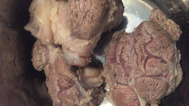酱牛肉,将绰好的牛腱放入锅中
