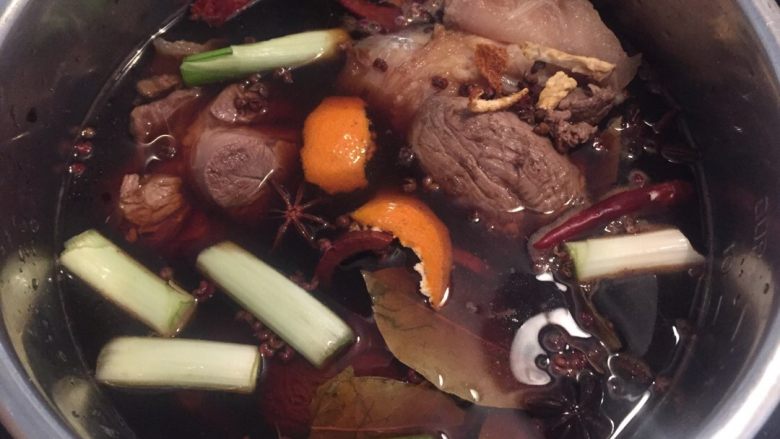 酱牛肉,把<a style='color:red;display:inline-block;' href='/shicai/ 3250'>葱</a>、<a style='color:red;display:inline-block;' href='/shicai/ 37'>姜</a>、<a style='color:red;display:inline-block;' href='/shicai/ 741'>香叶</a>、<a style='color:red;display:inline-block;' href='/shicai/ 3746'>大料</a>、<a style='color:red;display:inline-block;' href='/shicai/ 700'>花椒</a>、<a style='color:red;display:inline-block;' href='/shicai/ 3766'>草果</a>、<a style='color:red;display:inline-block;' href='/shicai/ 710'>桂皮</a>等放入高压锅中，加入凉水，没过肉就可以，按下蹄肉按钮