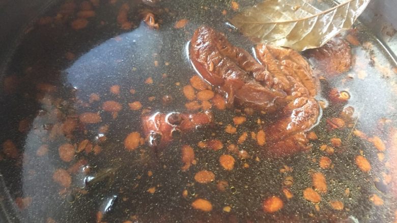 酱牛肉,烹饪结束后,打开锅盖,不急于拿出,要多浸入汤汁中,直到冷却