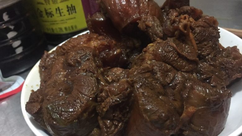 酱牛肉,冷却过后,盛入盘中,沥干水分