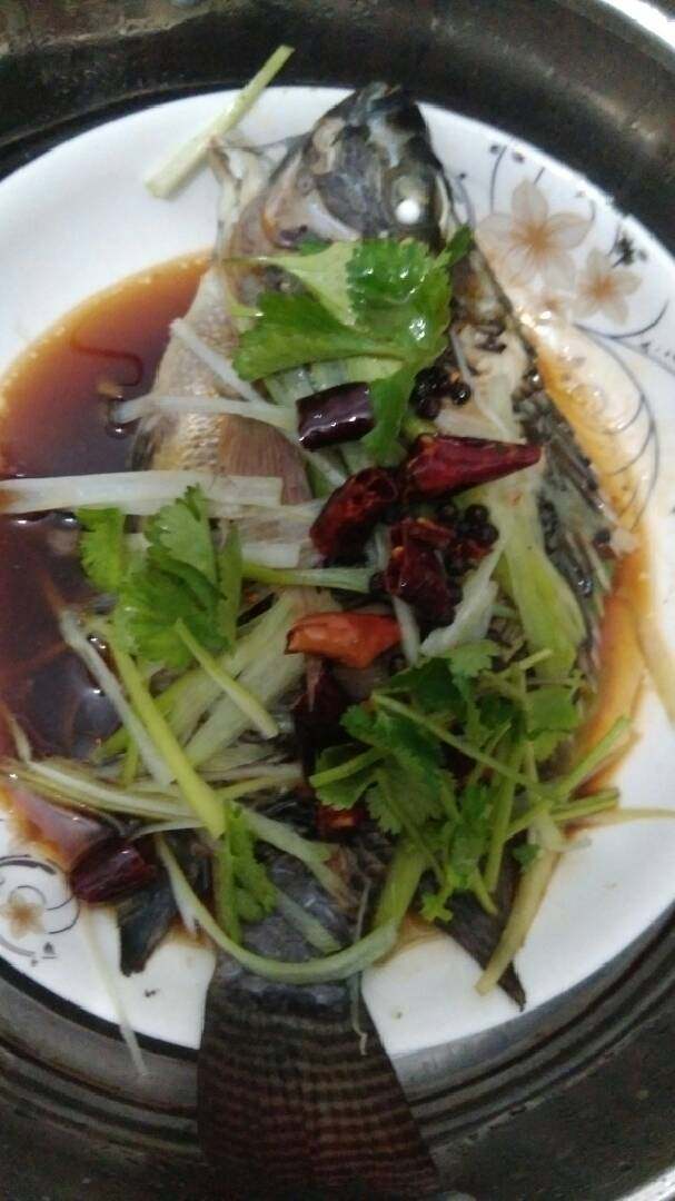 清蒸鱼,出锅时放葱丝，将炸好的花椒辣椒油淋在上面，嗯，好香~