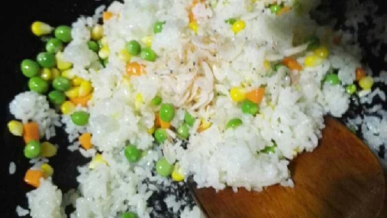 蛋包饭+#有个故事#,倒入蒸好的玉米米饭，快速翻炒，后加虾皮