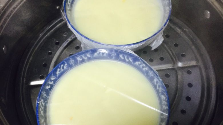 牛奶鸡蛋羹,盖上保鲜膜 上火10-15分钟 不能超过15 