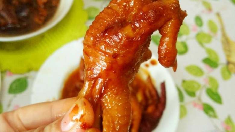 红烧鸡爪（虎皮）,锅中放底油，加入葱姜，鸡爪，腌鸡爪的调料汤，十三香、老抽，加水没过鸡爪，煮制汤汁收浓稠即可关火