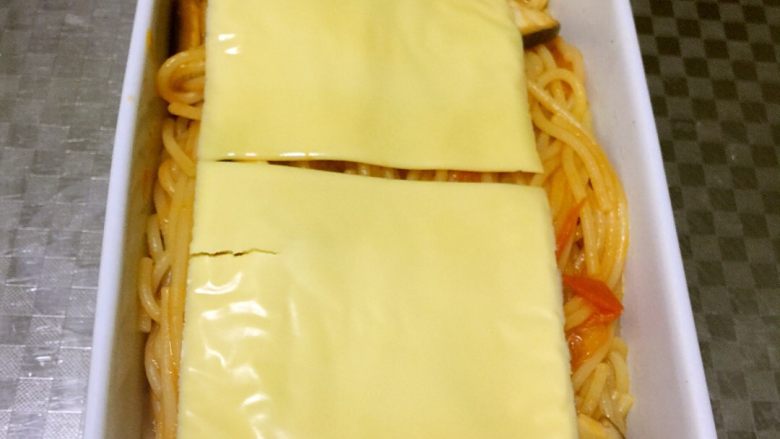 家常意大利面,7.炒好的意面盛入烤碗,铺两块<a style='color:red;display:inline-block;' href='/shicai/ 935'>芝士</a>