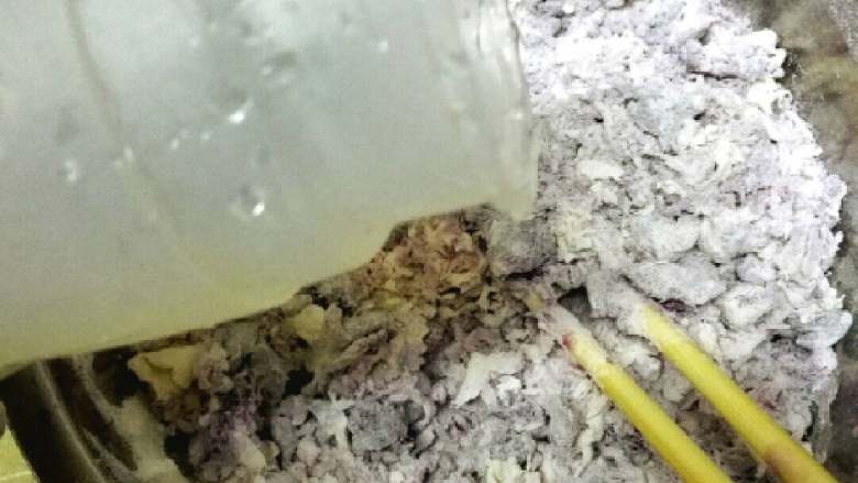 双色超萌小猪+#有个故事#,紫薯比南瓜干需要加水,边加边搅成絮状