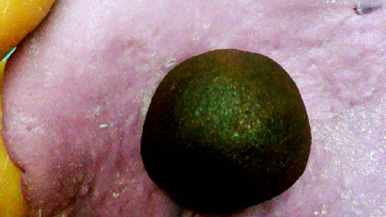 双色超萌小猪+#有个故事#,包上豆沙馅,搓圆,