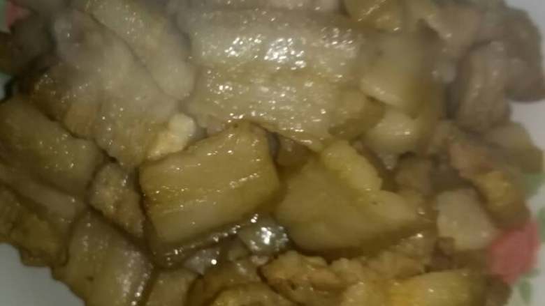 五花肉炒豆蚀,五花肉切片，用酱油水焖熟，焖到水干，添起待用