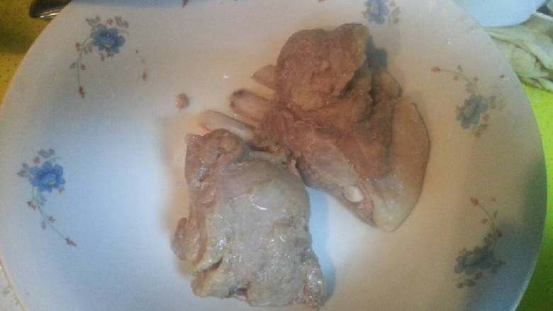 酸菜羊肉汤,酸菜切丝
