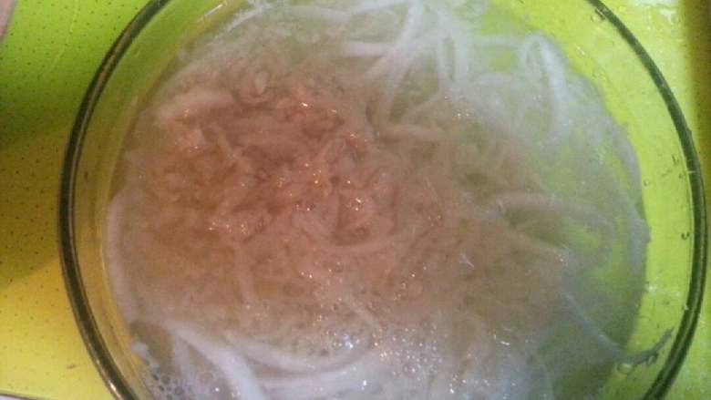 酸菜羊肉汤,酸菜与切成片的熟肉片一起煮
