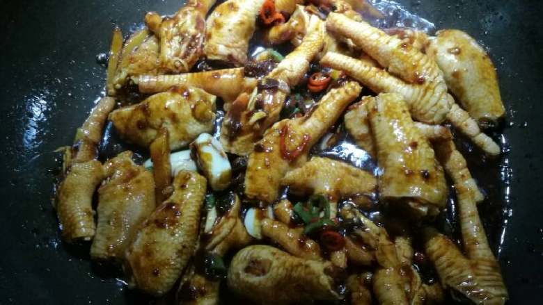 螃蟹、鸡脚、明虾煲,鸡脚均匀翻炒1分钟左右。