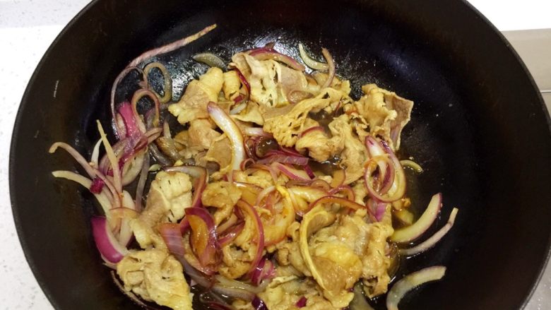 牛肉饭,加入牛肉片翻炒几下后加入酱汁。
