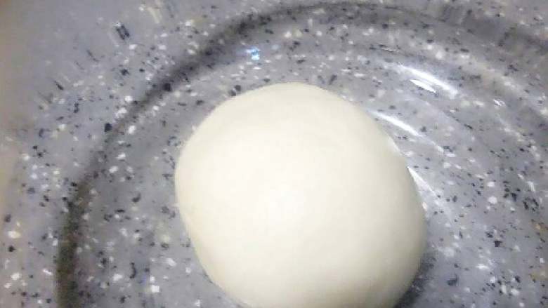 耳朵眼炸糕,普通面粉和糯米饭混合后,一点点加入开水活成比较柔软的面团