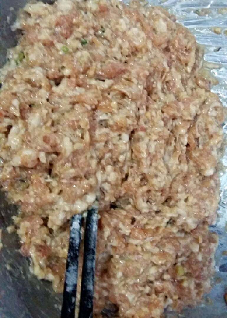 肉丸子,用快子朝一个方向打搅,越打越起劲道。