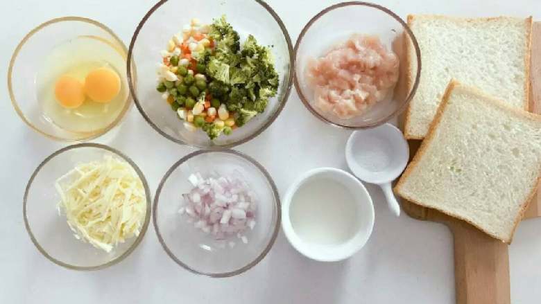 宝宝辅食:什锦咸味早餐面包玛芬,简单营养又美味!18M+,准备好所有食材,<a style='color:red;display:inline-block;' href='/shicai/ 94'>鸡肉</a>切丁,什锦蔬菜全部切细丁。