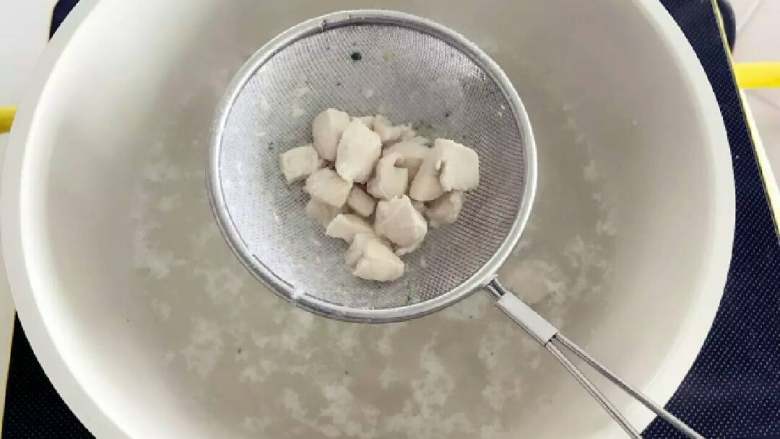 宝宝辅食:什锦咸味早餐面包玛芬,简单营养又美味!18M+,倒入鸡肉丁焯水5分钟,撇去浮沫,捞出鸡肉粒备用。
》此时预热烤箱,180度,上下火,中层,10分钟。