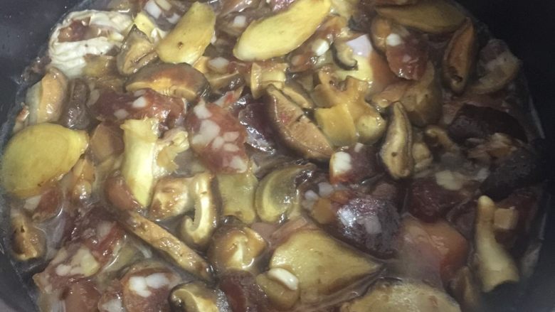 懒人版煲仔饭,把腌好的鸡块和腊肠铺上,按煮饭键