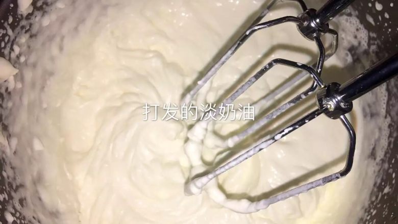 酸奶芒果慕斯蛋糕,冷藏后的200g<a style='color:red;display:inline-block;' href='/shicai/ 886'>奶油</a>拿出加入30g糖粉打发成纹理状,提起打蛋器可以有倒三角出现即可,否则就打过了。将芒果泥浆和酸奶混合均匀再分两次把打发的<a style='color:red;display:inline-block;' href='/shicai/ 886'>奶油</a>加入搅拌均匀。拿出之前放入冰箱冷藏的慕斯底,倒入慕斯液用保鲜膜包裹好冷冻2小时以上。40g芒果和50g温水混合打成芒果浆后取一个碗隔水加热后加入5g吉利丁粉搅拌均匀直至和芒果浆融合无颗粒即可,从冰箱拿出冷冻好的慕斯糊,倒入芒果浆轻轻摇晃均匀保持平整。放入冰箱冷藏2小时后,1取出后用吹风沿着磨具吹一圈就很容易脱模了。没有吹风就用热毛巾沿着磨具转一圈也可以脱模,将切好的芒果丁和<a style='color:red;display:inline-block;' href='/shicai/ 596'>猕猴桃</a>丁和巧克力棒装饰。