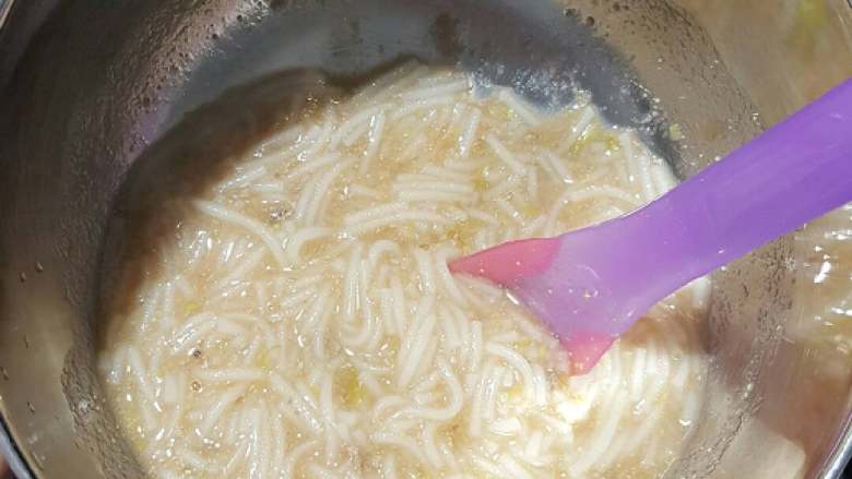 猪肝西红柿面,将猪肝泥倒入面条中煮沸开两分钟即可