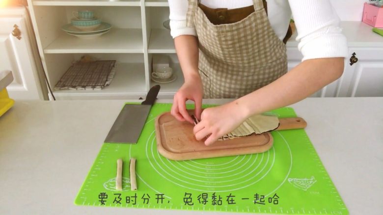宝宝辅食:豆沙扭扭酥-扭一扭,烤一烤,香香酥酥真好吃!12M+,用刀切成1cm左右的细长条。记得要及时分开,免得黏在一起哈。
》此时预热烤箱,180度,上下火,10分钟左右。