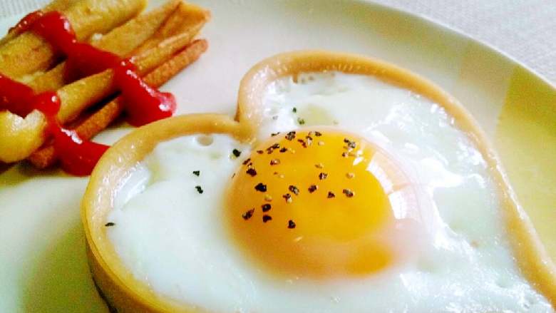 « 爱心香肠煎蛋 »,出锅摆盘,可搭配番茄酱