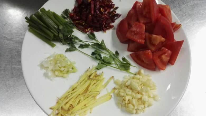 香辣秋刀鱼,所有材料洗净切好备用