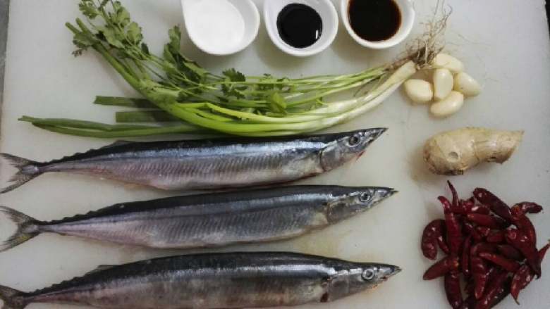 香辣秋刀鱼,将<a style='color:red;display:inline-block;' href='/shicai/ 364'>秋刀鱼</a>去除内脏洗净备用