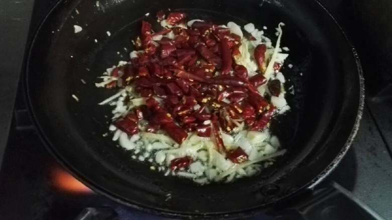 香辣秋刀鱼,再下干辣椒爆香（当然也可以用小米椒或不放辣椒，只要你喜欢）