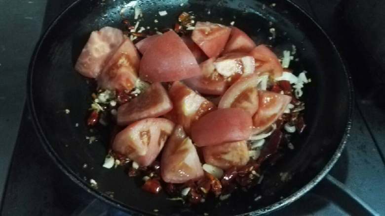 香辣秋刀鱼,加入<a style='color:red;display:inline-block;' href='/shicai/ 59'>番茄</a>，炒至出汁