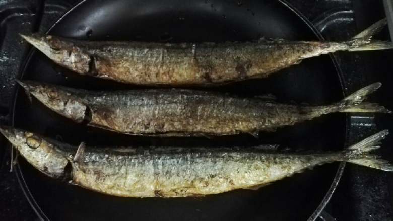 香辣秋刀鱼,先将秋刀鱼上锅煎至金黄（我个人比较喜欢煎至干香）