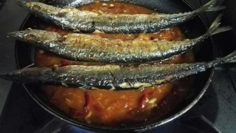 香辣秋刀鱼,再把煎好的秋刀鱼下锅，加小半碗水焖至收汁，放盐调味出锅。