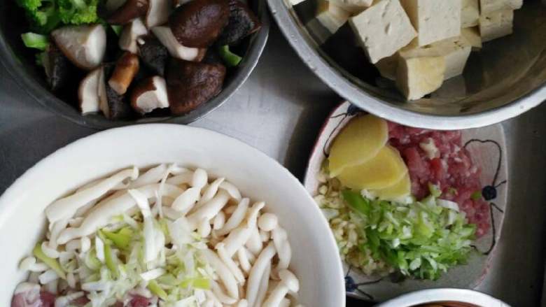 溜家常豆腐,食材合照,没有蘑菇,那是另一个菜