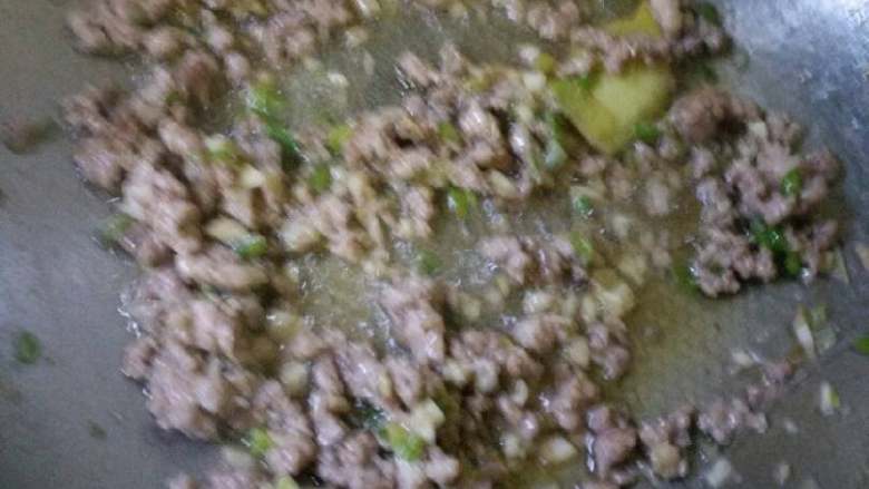 溜家常豆腐,锅放豆油麻油盐,把肉和葱姜蒜放里翻炒