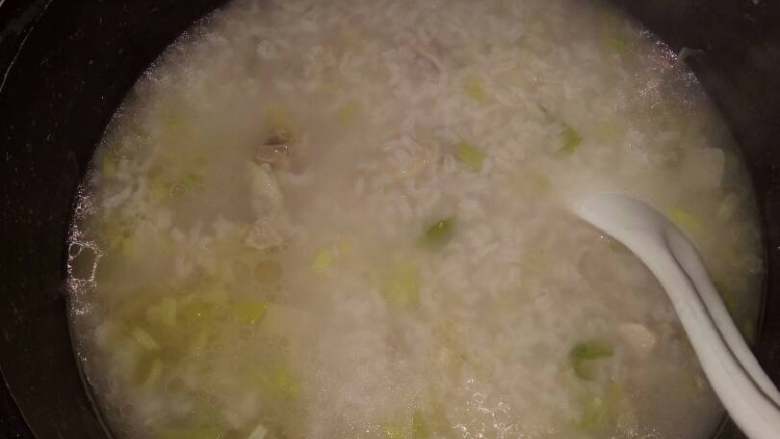鱿鱼瘦肉芹菜粥,好吃的粥出炉咯
