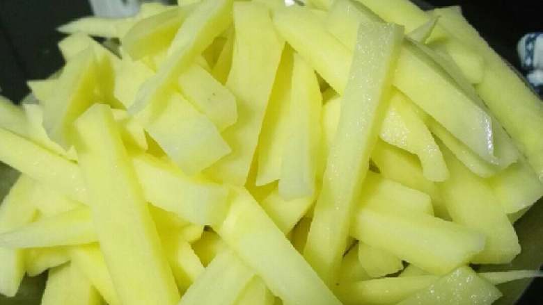 炸薯条+#食材土豆#,取出沥干水份