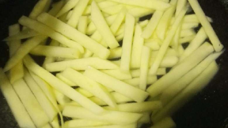 炸薯条+#食材土豆#,取一个锅,倒入适量的水,煮开后将薯条放入,焖煮3分钟左右