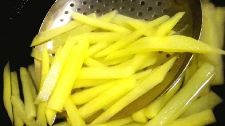 炸薯条+#食材土豆#,至薯条成熟即可捞出