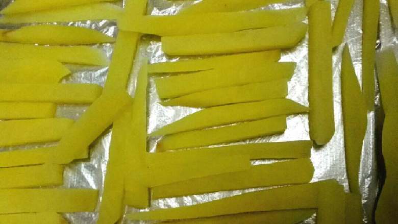 炸薯条+#食材土豆#,放凉后,将薯条放进冰箱冷冻室,速冻一夜
