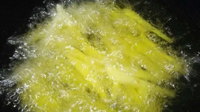 炸薯条+#食材土豆#,放入冻硬的薯条,小火炸3分钟