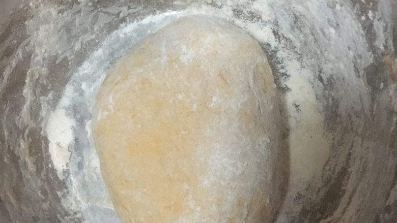 北瓜馒头,北瓜泥放凉后加入面粉,用筷子搅拌,酵母粉适量,用少量温水化开倒入。揉成面团。等待发酵,由于冬天天冷发酵的时间会长些。