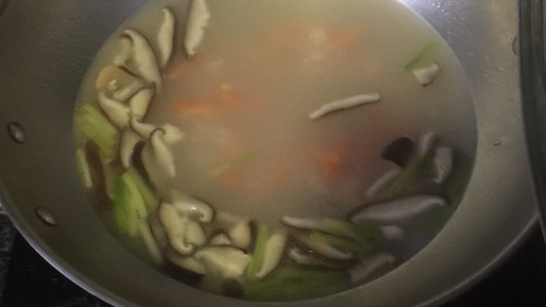 现煮锅边,将其它食材(除青菜和香菜外)中火煮十五分钟。倒入锅边、青菜、香菜。煮沸。起锅。
