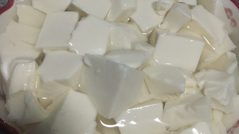 蟹黄豆腐,豆腐切小块,浸没在加了一些盐的开水里,10分钟左右