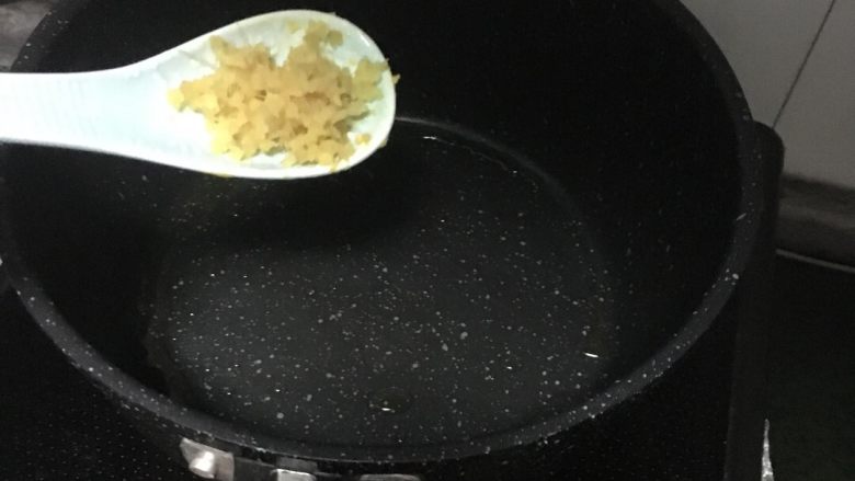 蟹黄豆腐,热锅倒入适量油,加入姜末煸炒