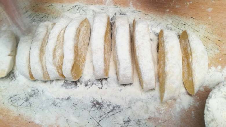 汤疙瘩,放置微凉后加入白面揉搓成面团切,制成块儿