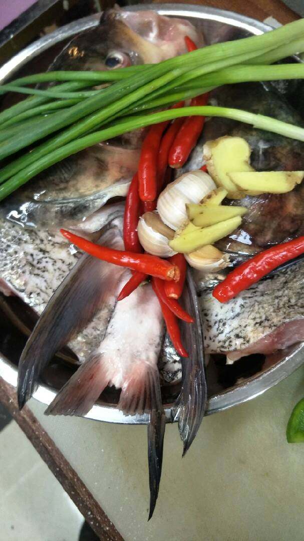 剁椒鱼头,材料备齐